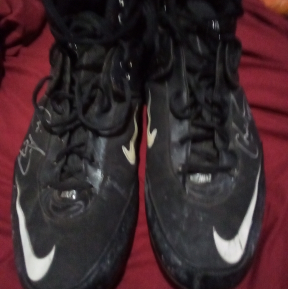 Former Philadelphia Eagle LB/DE Chris Gocong autographed game worn cleats. Black - Picture 3 of 6